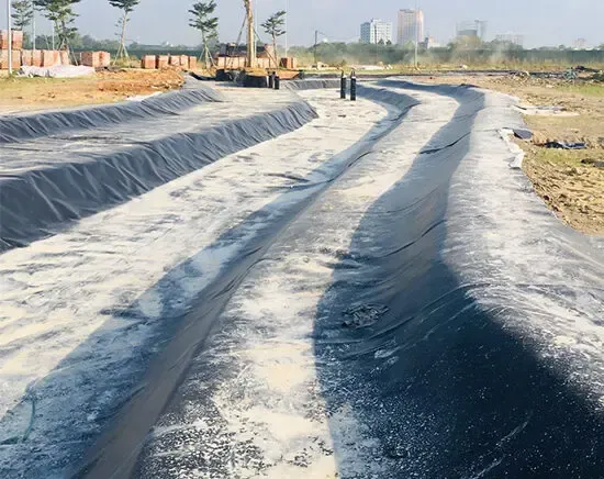 bạt lót HDPE được thi công cẩn thận tại đáy bãi chôn lấp chất thải rắn